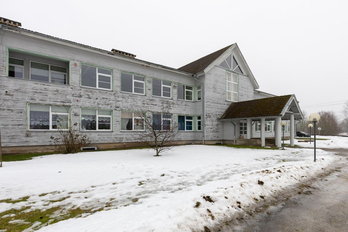 1995. aastal valmis Leies koolimaja, kus alustas 142 last ja töötas raamatukogu. Nüüdseks on kool suletud ning peatselt saab majast hooldekodu, mis tähendab, et teised asutused kolivad minema.