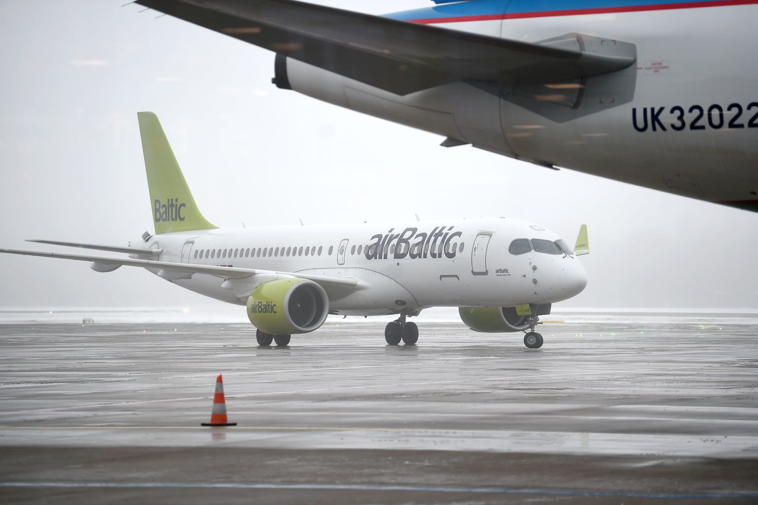 Latvijas nacionālās lidsabiedrības "airBaltic" lidmašīna starptautiskajā lidostā "Rīga".