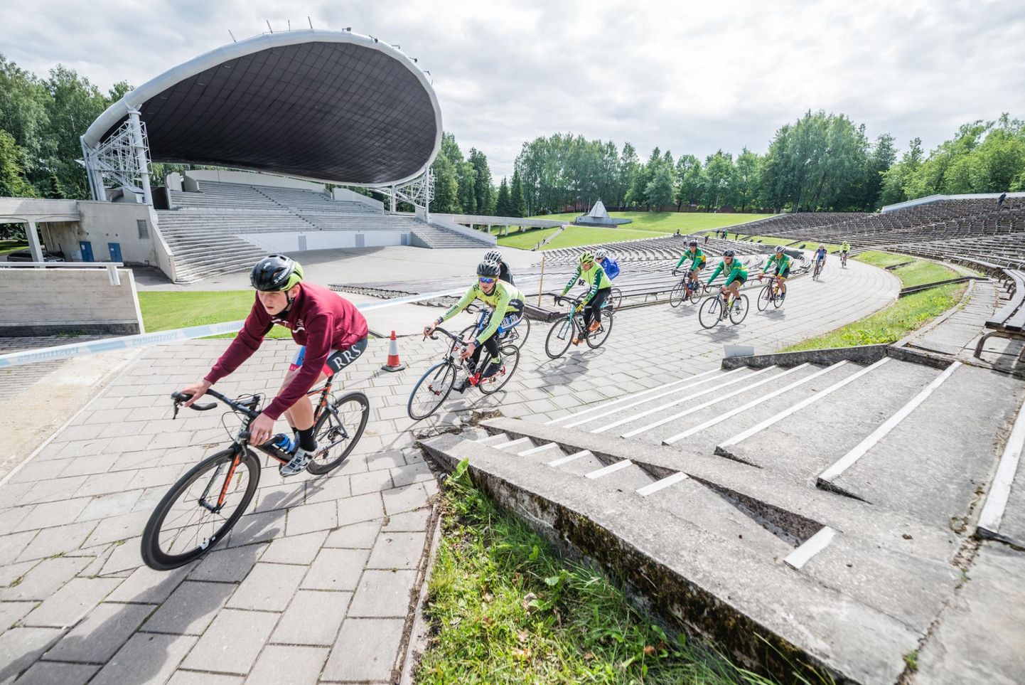 Noored rattasportlased Tartu laululava pinkide vahel sooja tegemas.