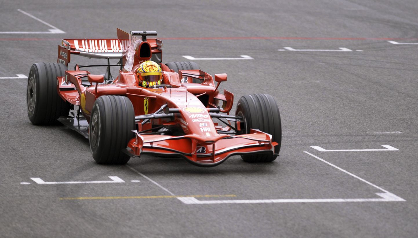Valentino Rossi Ferrari vormelit testimas.