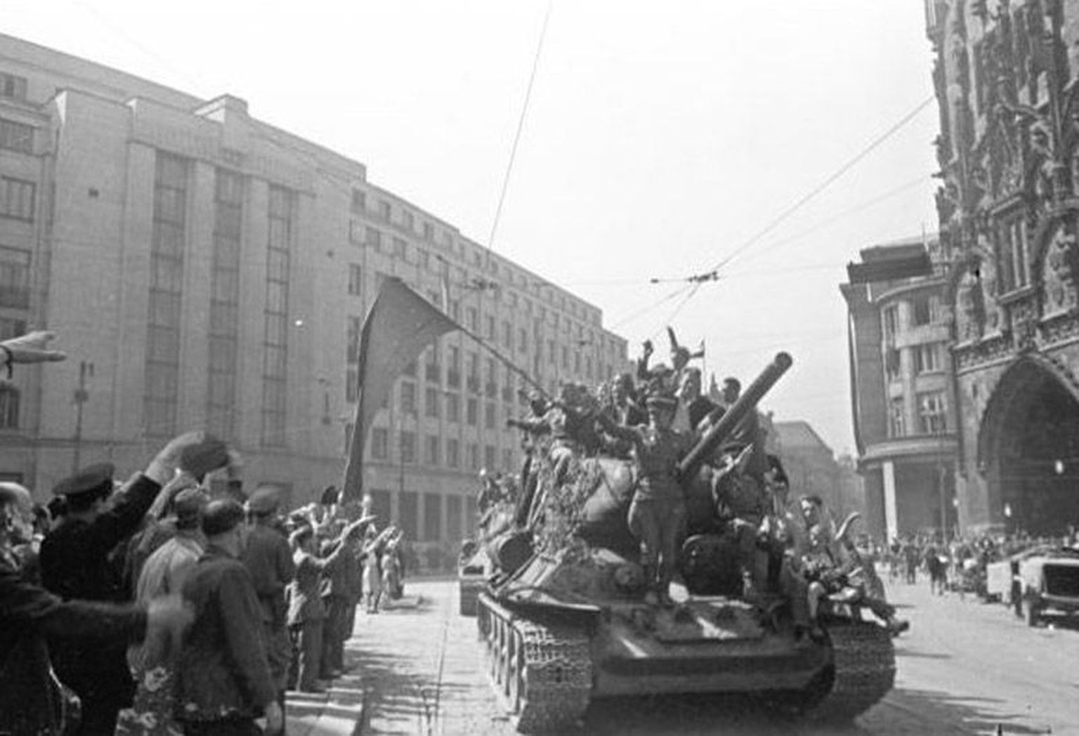 Prahalased 1945. aastal Nõukogude sõdureid tervitamas.