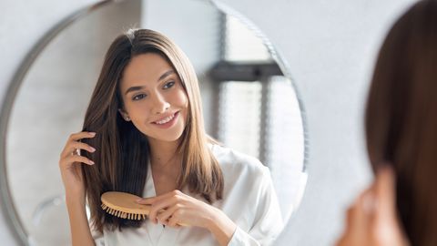 Как ухаживать за волосами перед сном: три правила, благодаря которым локоны будут выглядеть здоровыми и красивыми