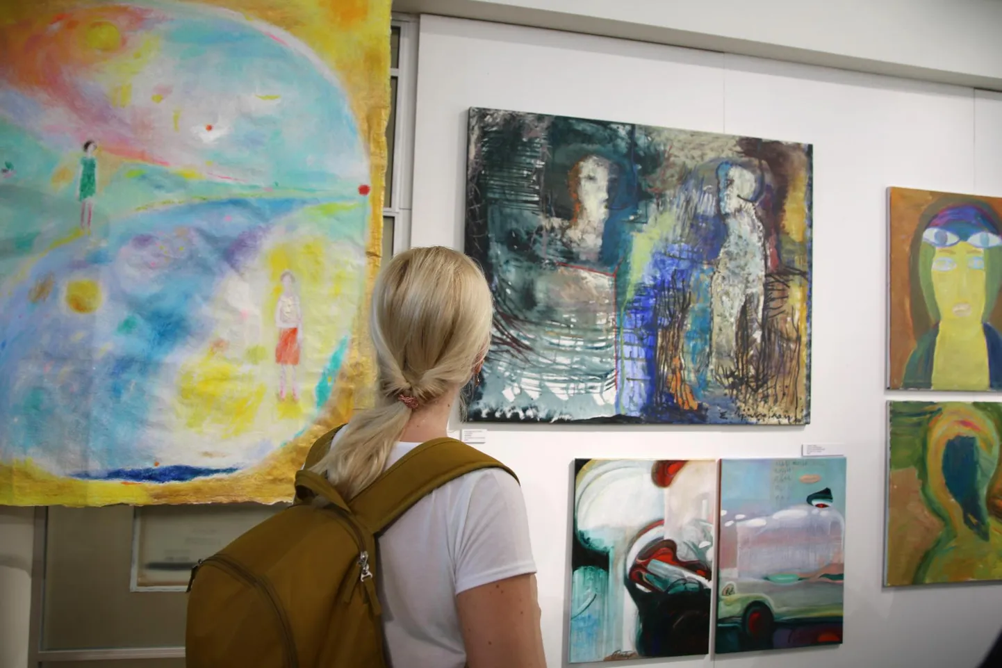 Eesti maalikunstnike liidu aastanäitus «Rääkimata lood» Pärnu uue kunsti muuseumis.