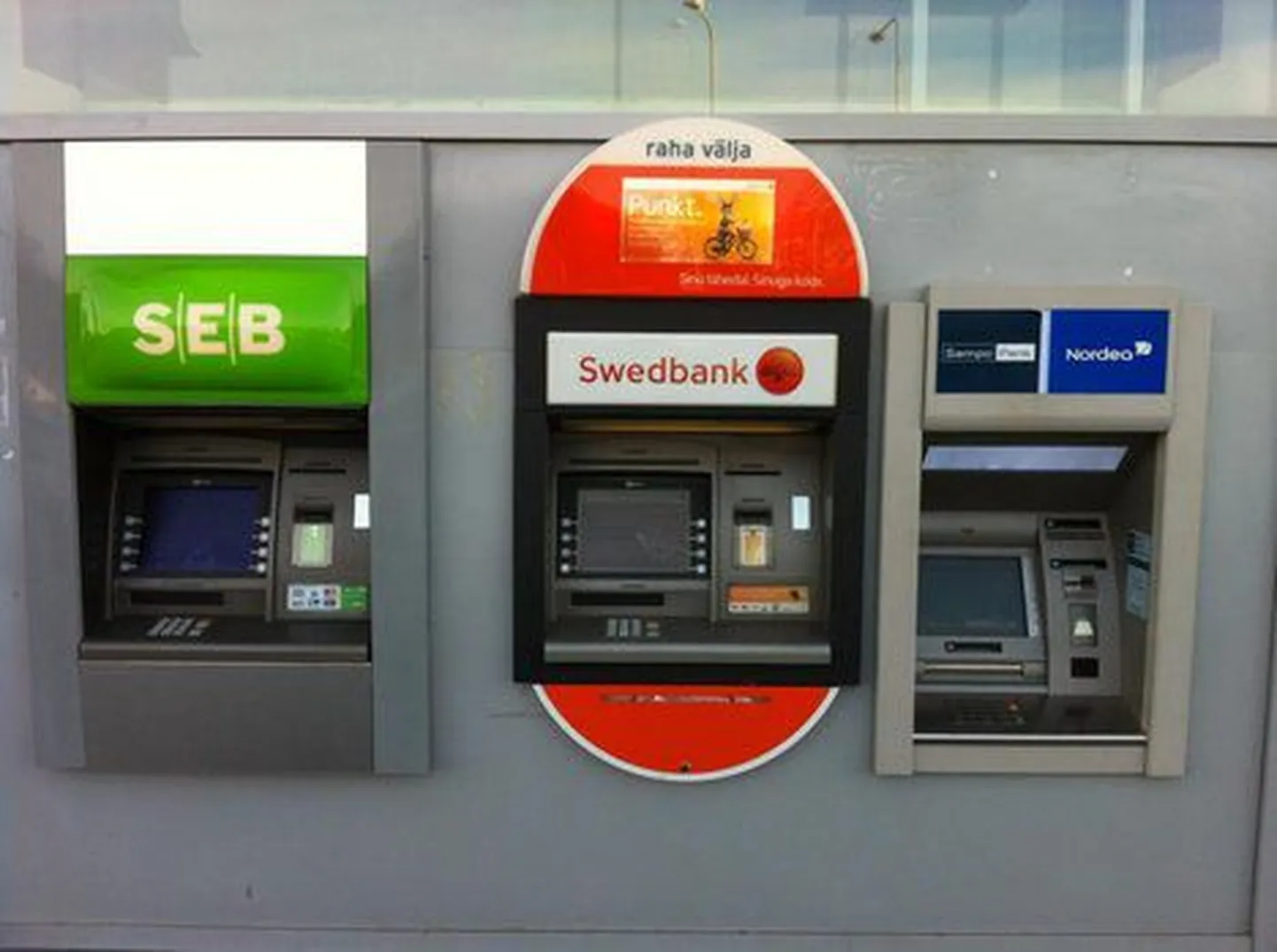 Банкоматы SEB, Swedbank и Nordea/Sampo перед входом в магазин Comarket в Виймси.
