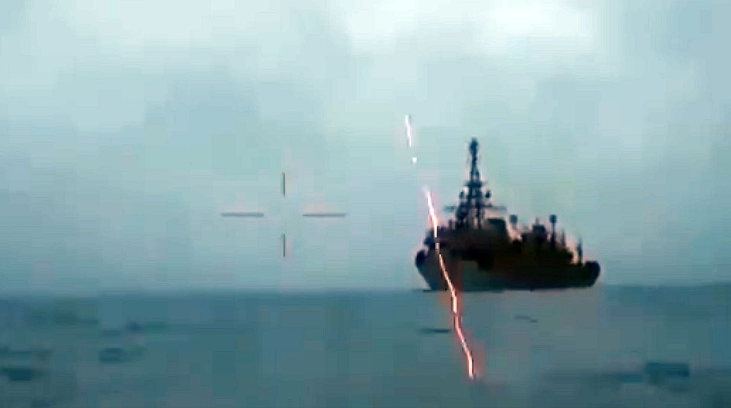 Aasta loetuimate  tehnikauudiste hulka kuulus ka üks esimesi Ukraina droonpaadi eduka kasutamise lugusid, kui avaldati video Vene sõjalaeva hävitamisest. Tiheda kuulipildujatule all õnnestus suitsiidipaadil ikkagi militaaraluse külje alla jõuda.