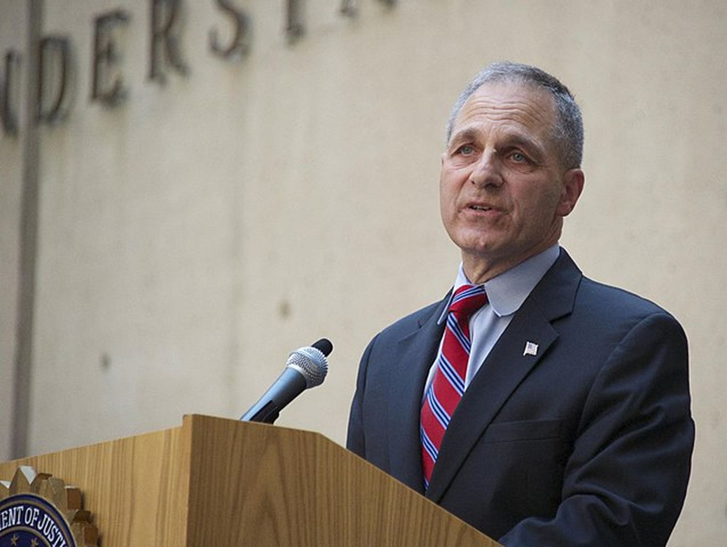 FBI ekspeadirektor Louis Freeh aastal 2013 toonase peadirektori Robert Mulleri ametist lahkumise tseremoonial kõnet pidamas.