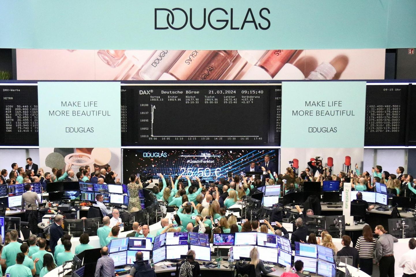 Eile börsidebüüt parfüümide jaemüügiketil Douglas. Fotol Douglase pidulik börsikella helistamine Frankfurdi börsil.