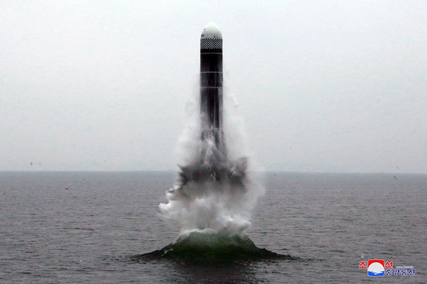 Põhja-Korea uudisteagentuuri KCNA 3. oktoobril avaldatud pilt ballistilise raketi Pukguksong-3 katsetusest.