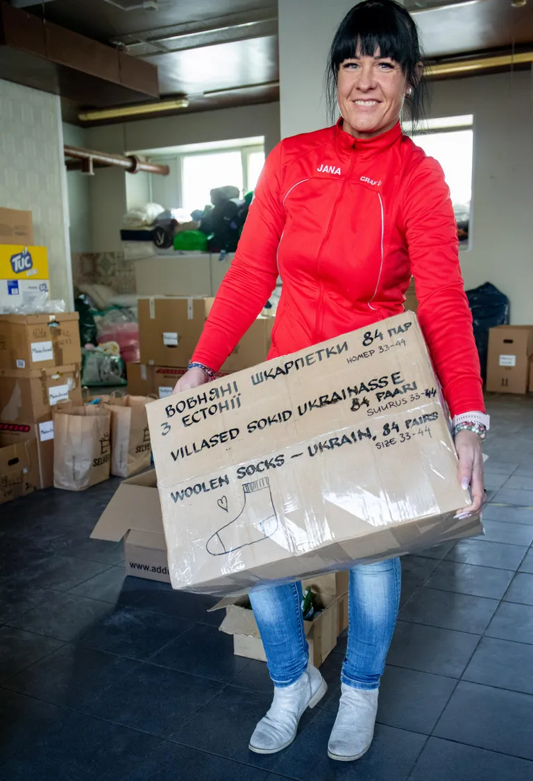 Osa annetusi läheb siia pagulusse tulnud ukrainlastele, kuid vajalikke asju saadetakse Ukrainassegi. Jana Ristimetsa sõnutsi kuluvad inimestel Ukrainas marjaks ära näiteks villased sokid, kuna kaua varjendis või rindel olles hakkavad meestel jalad külmetama.