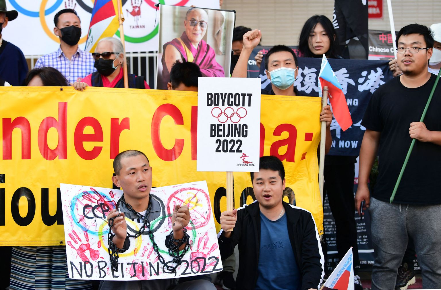 Aktivistid Los Angeleses Hiina konsulaadi ees protestimas.