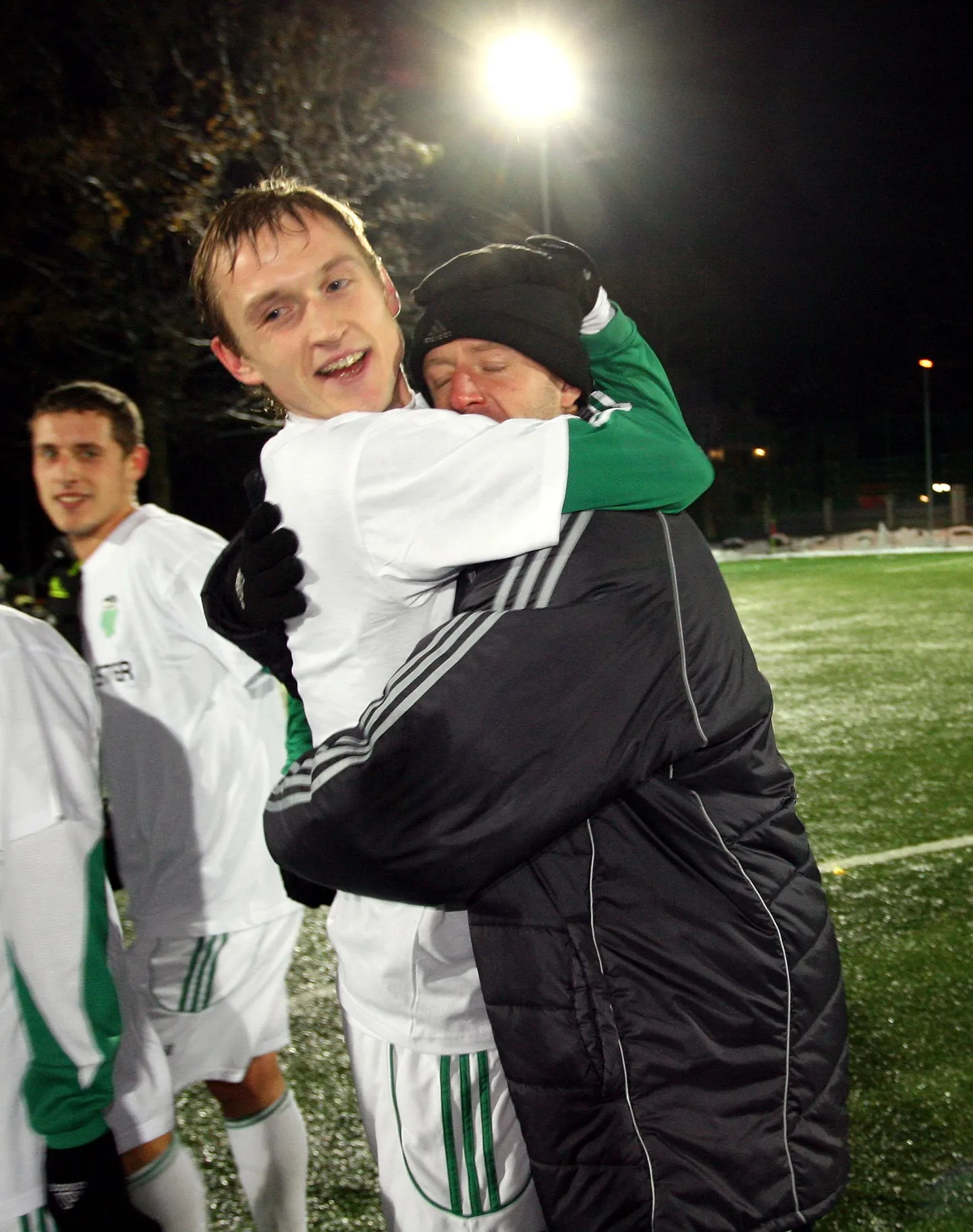 Särava karjääri lõpetanud Indrek Zelinski (paremal) tunnistas, et viimase mängu järel tuli peaaegu pisar silma. Levadia ründajat embab pildil meistriliiga hooaja suurim väravakütt Vitali Gussev.