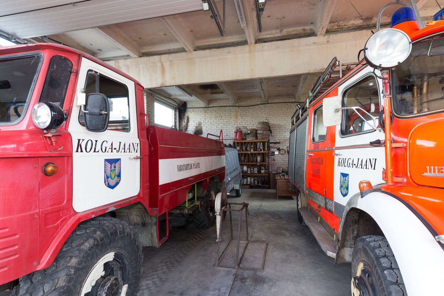 Põllumajandusettevõte toetab priitahtlikke pritsimehi. Pildil on Kolga-Jaani komando päästeautod.