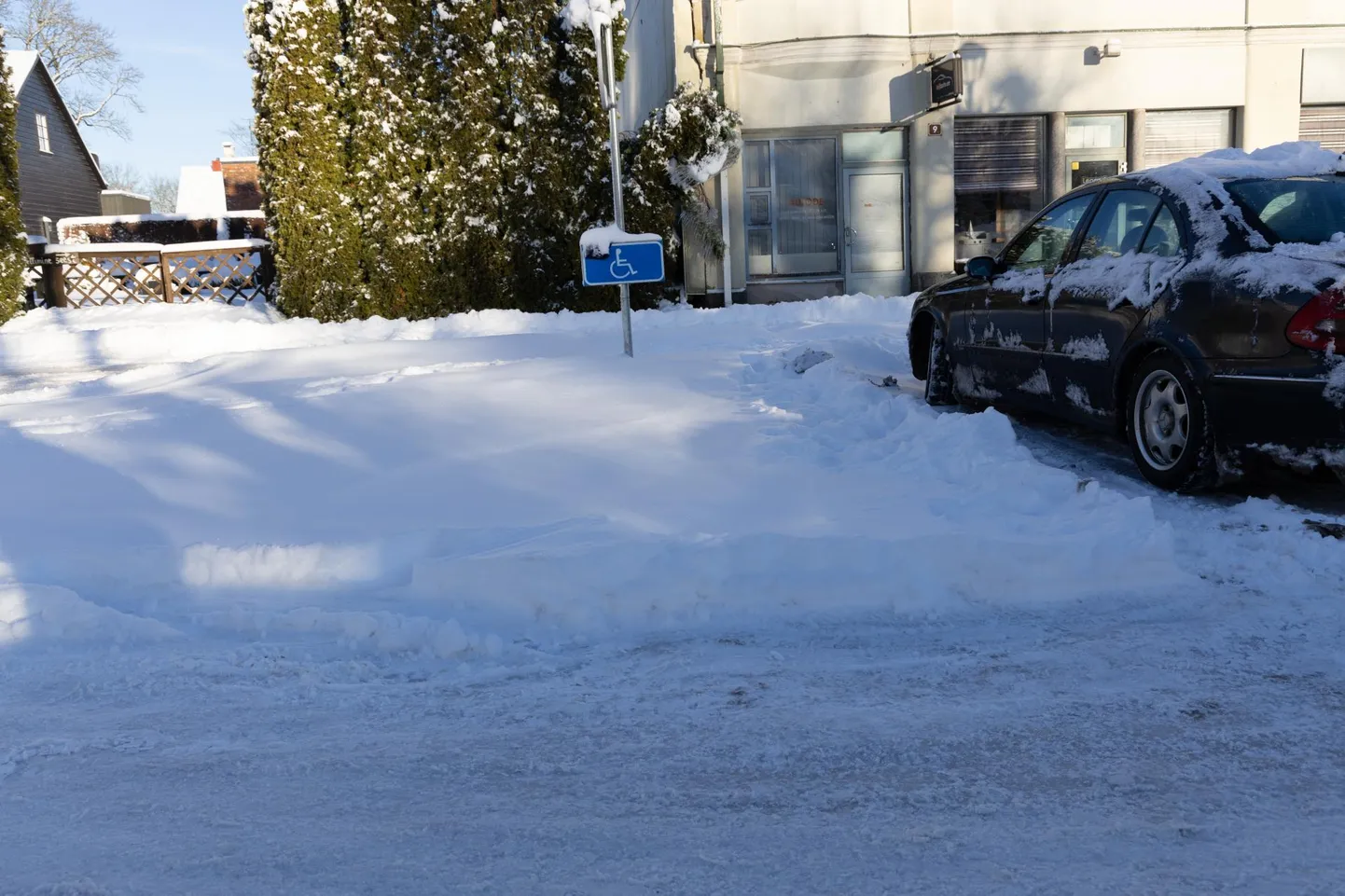Pärast esimest lumelükkamist jäi Tartu tänava parklas invakoht paksu lume alla. Teisel katsel sai seegi puhtaks.