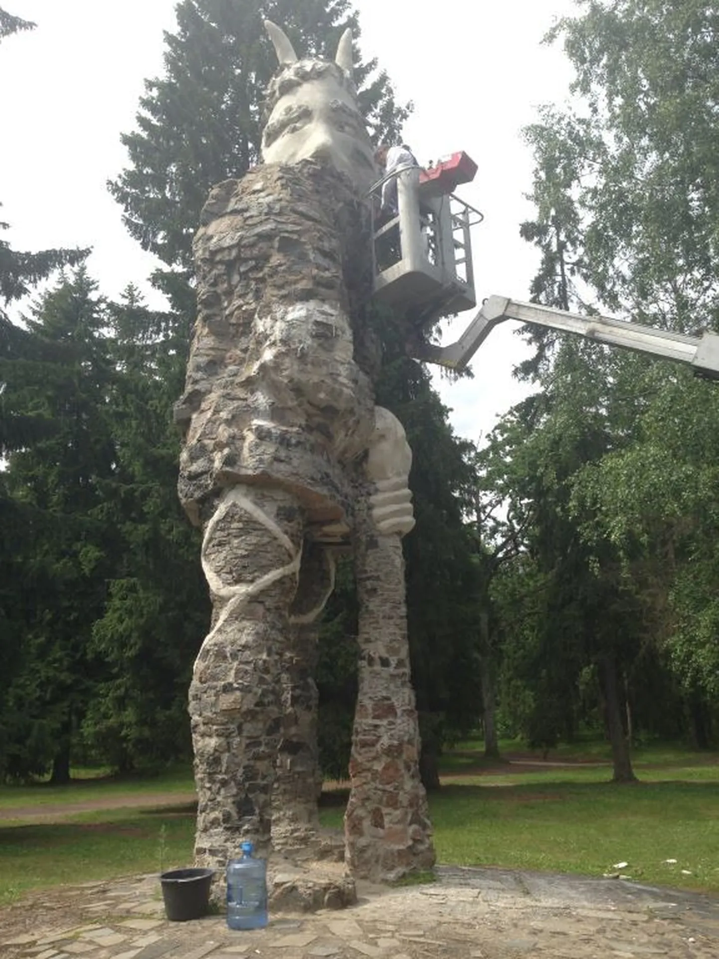 Kalevipoja skulptuuri korrastustööd tõstuki abil.