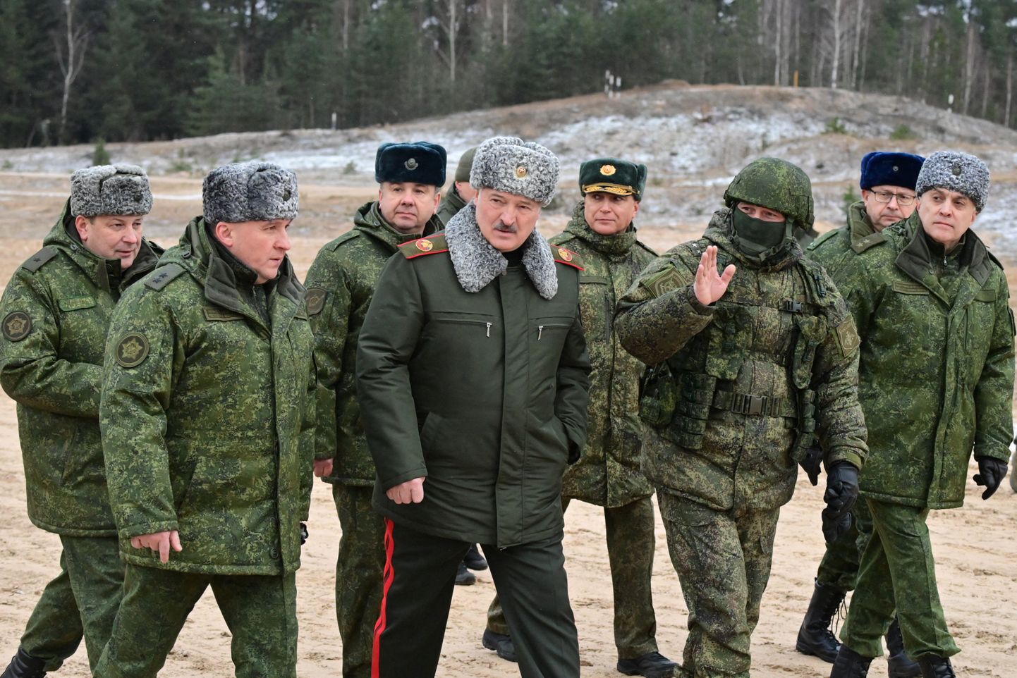 Valgevene riigipea Aljaksandr Lukašenka Obuz-Lesnovski õppeväljakul, kuhu on paigutatud Vene väeüksused.