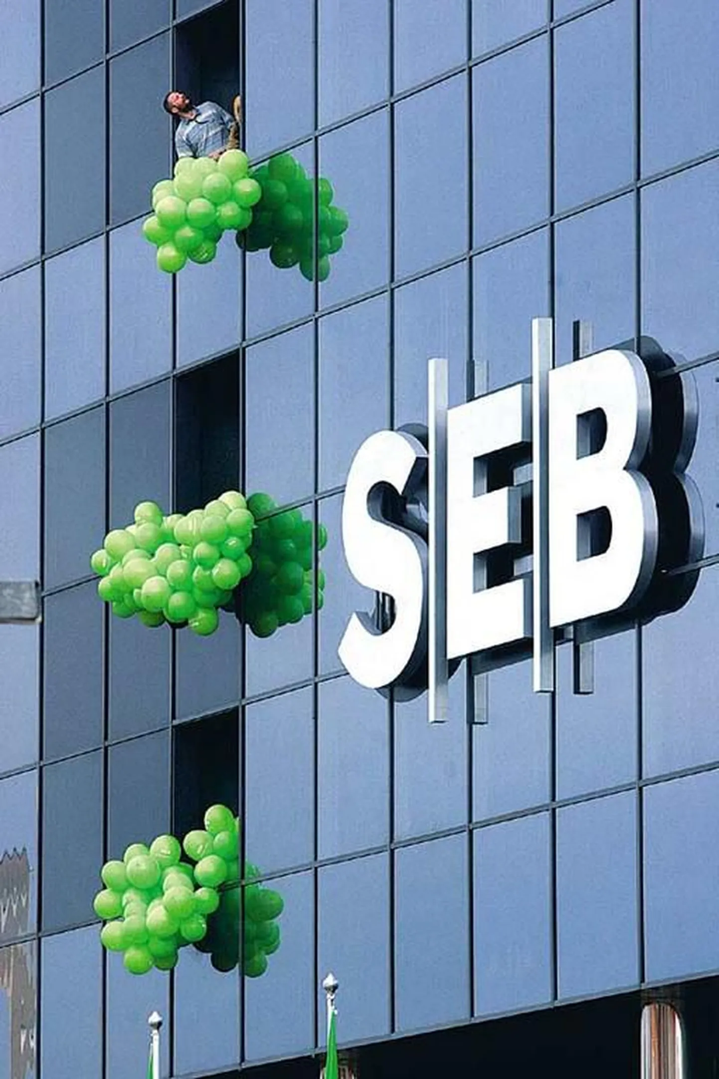Eestis panga nimevahetuse korraldanud reklaamiagentuur Vatson ja Vatson ehtis eile SEB Eesti Ühispanga peahoone Tallinnas õhupallidega.