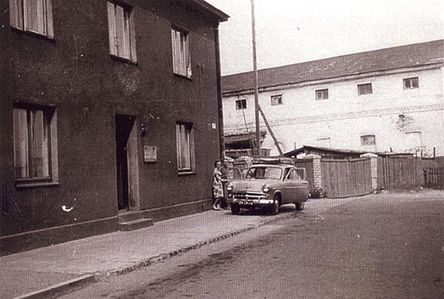 Hommiku 1 vasakul, taamal ait (praegu Yasmina keskus) 1966. aastal.