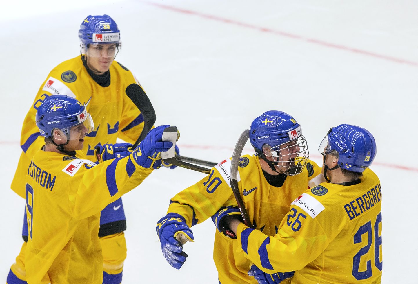 Rootsi noored hokimängijad Victor Söderström, Linus Nassen, Alexander Holtz, Jonathan Berggren tähistavad võitu Soome eakaaslaste üle.