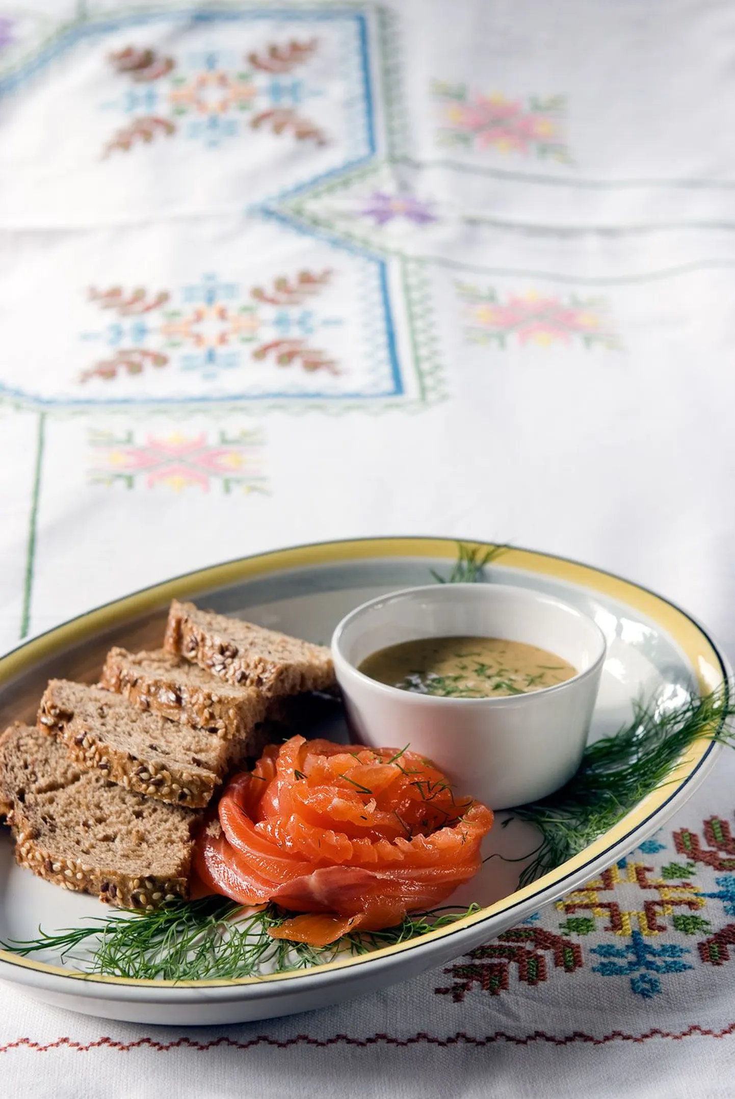 Kiirsoolatud lõhe (gravlax) sinepikastmega
