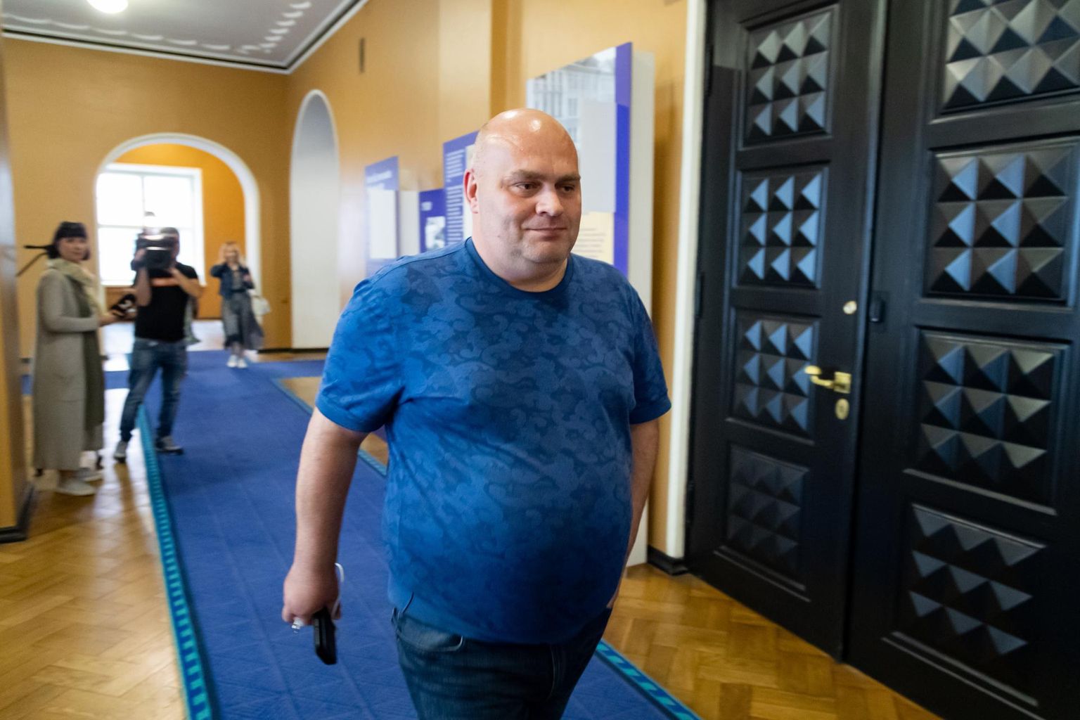 Keskerakondlane Igor Kravtšenko teisipäeval lossi koridoris. Erinevalt enamikust Valgevene toetuseks hääle andnud kolleegidest vältis ta vaatamata parlamendirühma juhtimisele seisukohavõttu.