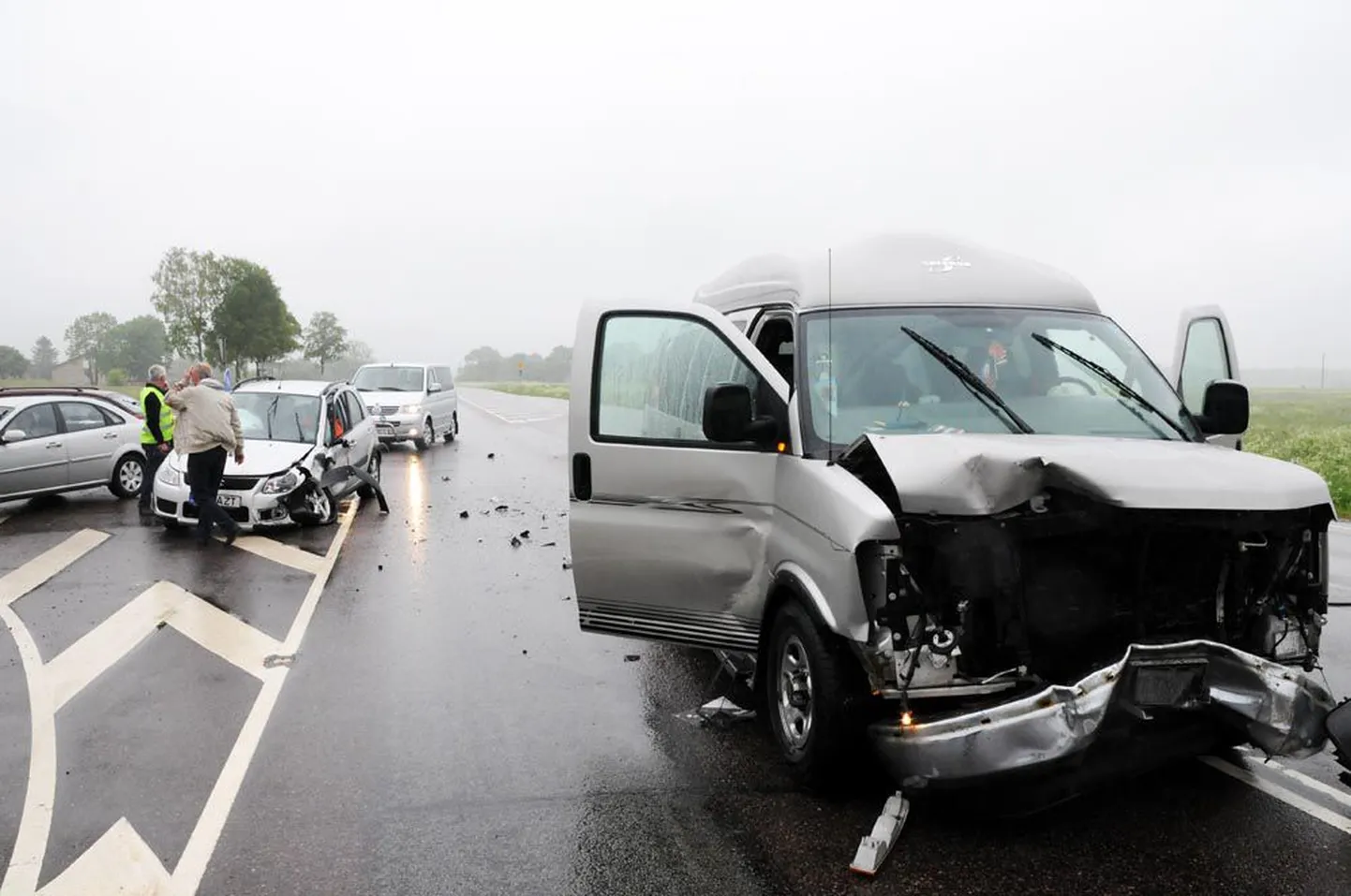 Eile hommikul juhtunud liiklusõnnetuses keegi tõsiselt viga ei saanud. Juhuse tahtel sattus sündmuspaika ka Ida prefekt Aldis Alus (rohelises vestis), kes oli teel tööle Jõhvi.