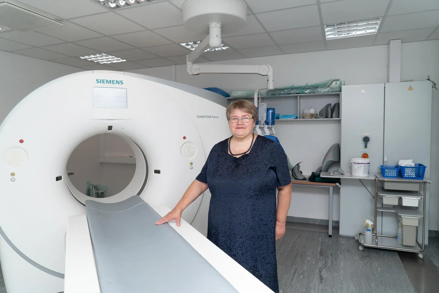 Tartu ülikooli kliinikumi radioloogiakliiniku juhataja Pilvi Ilves seisab kõige uuema ja võimekama kompuutertomograafi kõrval, millega tehakse ööpäevas ligi 50 uuringut.