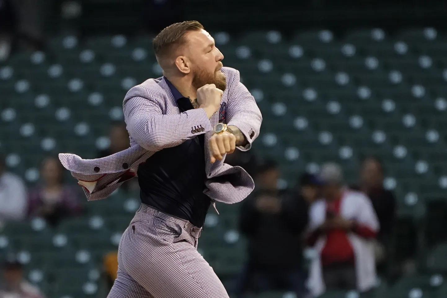 Conor McGregoril tuleb pesapalli viskamist veel harjutada.