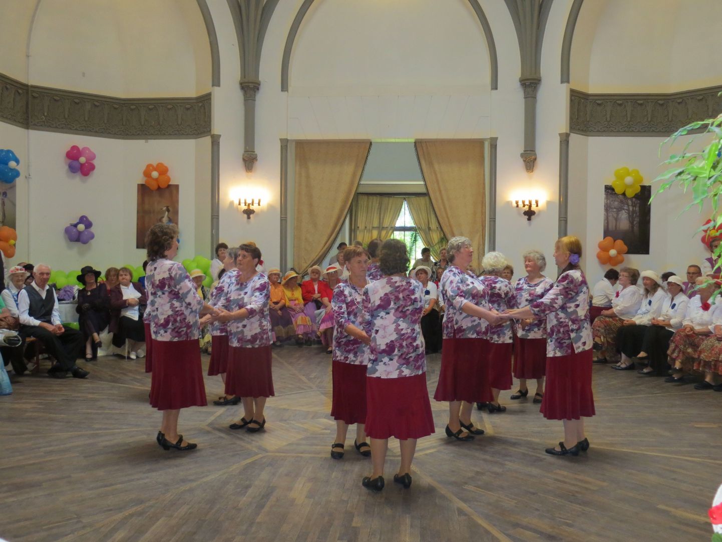 Tantsuhoos on Sangaste Rõõmurullid, kus tantsis 12 kohalikku memme vanuses 64–89 aastat.