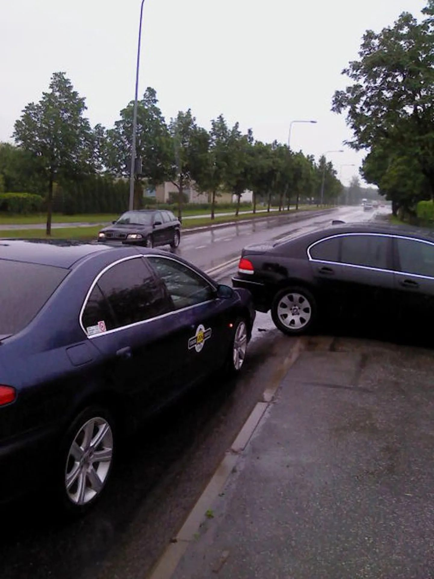 9. juuni pärastlõunal kella 14.50 ajal juhtus liiklusõnnetus Tartus Jaama tänaval, kus parempööret sooritanud sõiduautole BMW sõitis tagant otsa sõiduauto Peugeot.