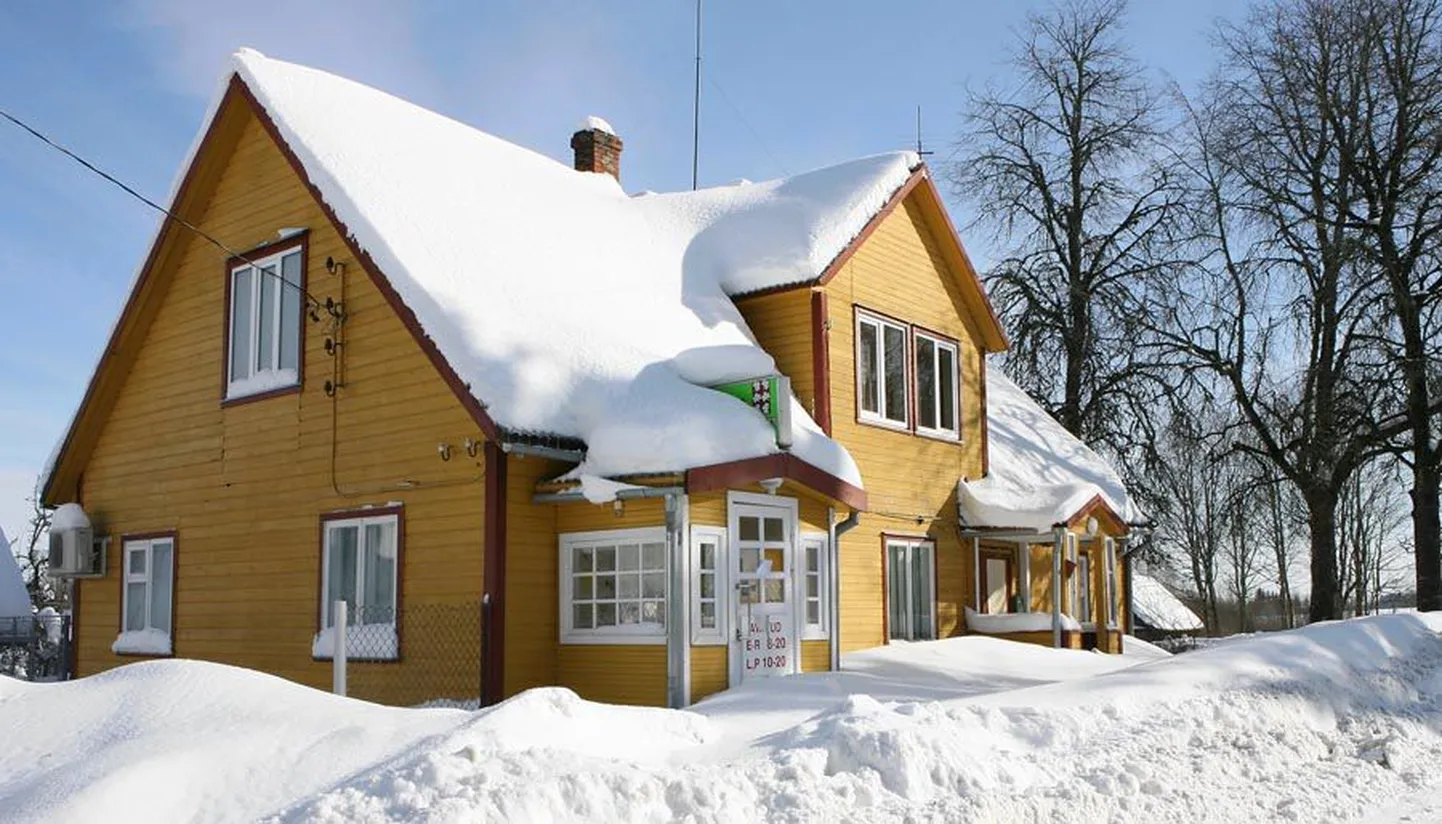Holstre kauplus suleti 2012. aastal ning on sellest ajast tühjana seisnud. Nüüd on alanud ehitus, et kevadel seal taas pood avada.