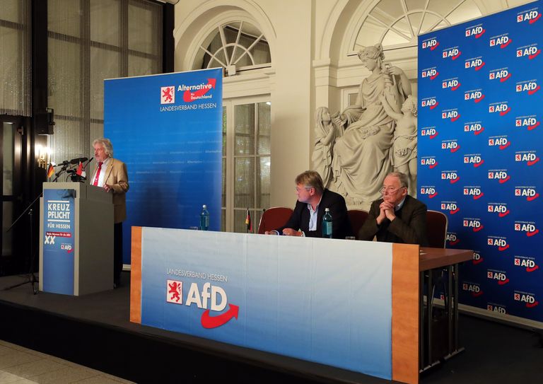 AfD aseesimees ja Hesseni valimiste esikandidaat Rainer Rahn ning partei liidrite sekka kuuluvad Jörg Meuthen ja Alexander Gauland valimiskogunemisel Wiesbadenis üleeile.