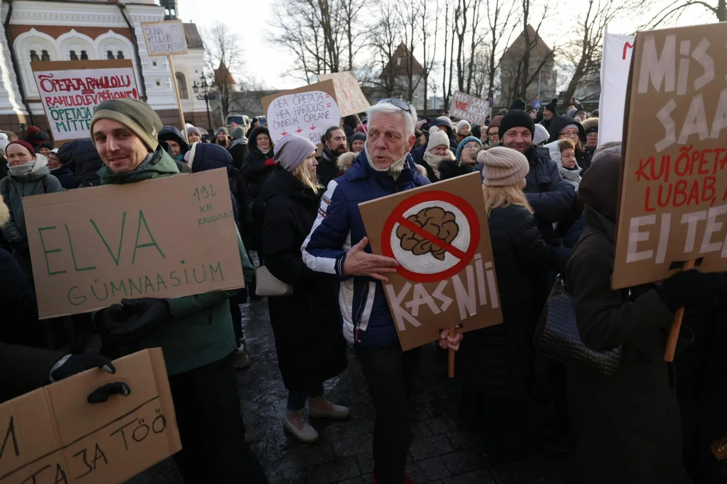 Elva gümnaasiumi matemaatikaõpetaja Johannes Must (vasakul) käis eile ka Toompeal meelt avaldamas, et koos õpetaja Indrek Tarandi (paremal) ja teiste kolleegidega valitsuse meelt muuta.