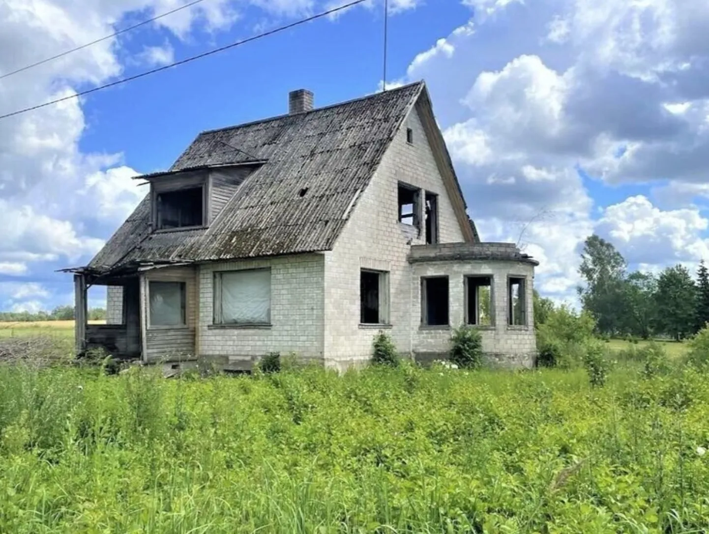 Заброшенный жилой дом в деревне Лаупа. Снимок иллюстративный.