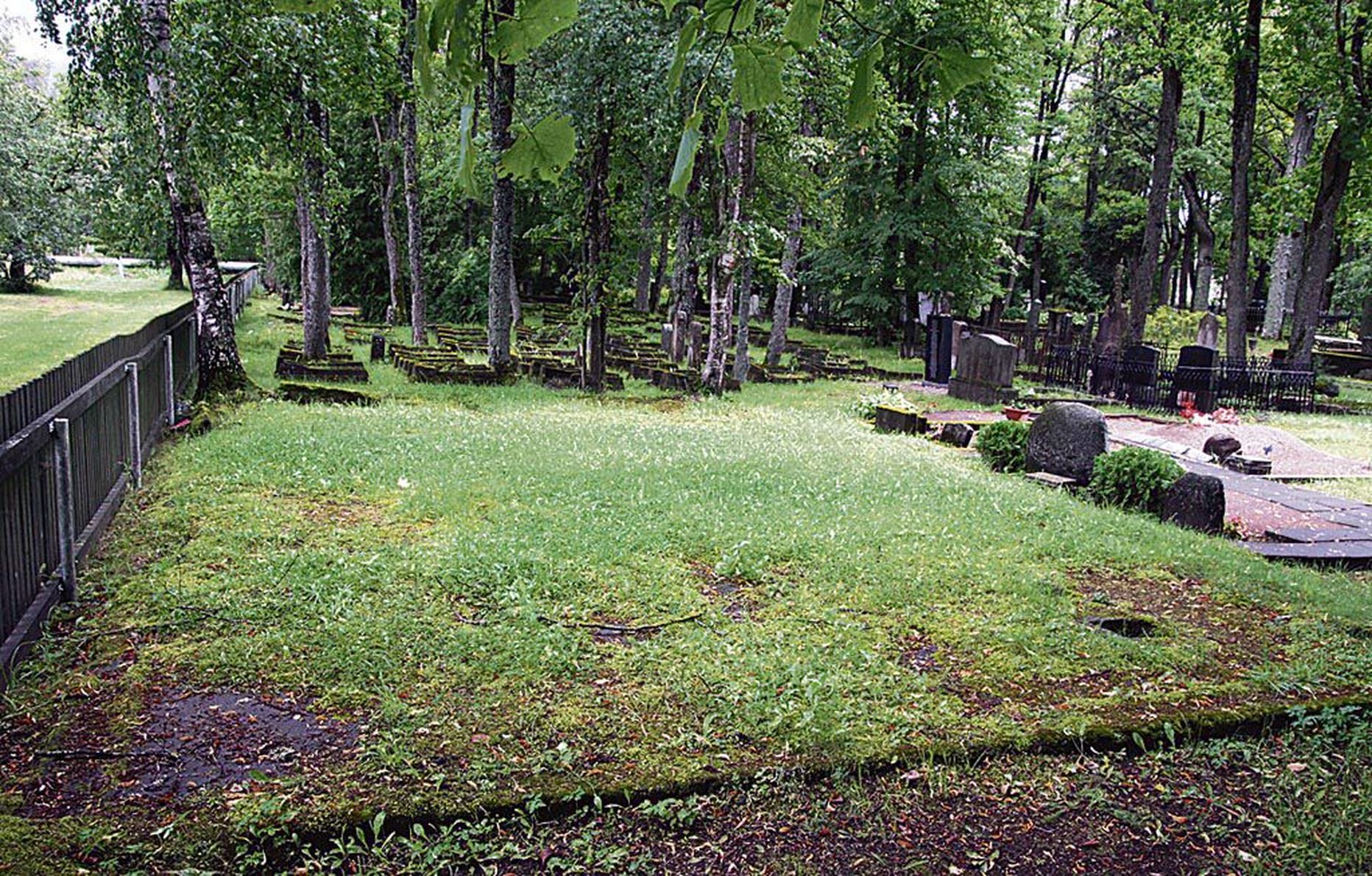 Esiplaanil on moslemi kalmistu, kus asus vene ajal käimla, tagaplaanil juutide kalmistu, millelt rööviti Saksa ajal vasest mälestusplaadid.