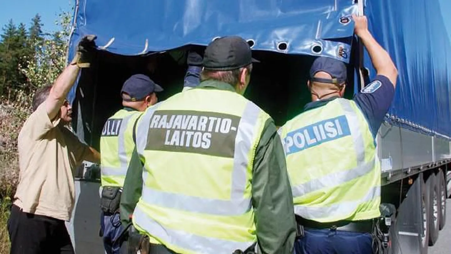 Soome tolli-, piirivalve- ja politseiametnikud kontrollivad veokit.