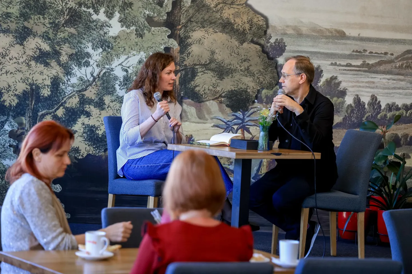 Tänavusel PromFestil etenduva ooperi "Adriana Lecouvreur" lavastaja Marta Aliide Jakovski ja festivali eestvedaja Erki Pehk avasid sel nädalal Endla kohvikus huvilistele uue lavateose sünnilugu.