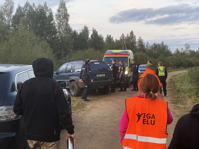 Добровольцы из "Iga Elu" вместе с полицией заняты поиском в лесу очередного потерявшегося грибника.