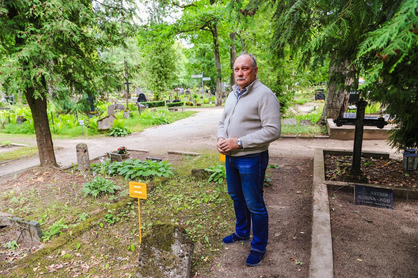 Kalle Voogla sõnul on Raadi kalmistule viimase paari aastaga püsti torgatud 50–60 hoiatavat kollast silti. Hooldamata hauaplatsile paigaldatakse hoiatussilt siis, kui see on pikka aega võssa kasvanud ning lähedased pole teatanud ka soovist seda korrastada.