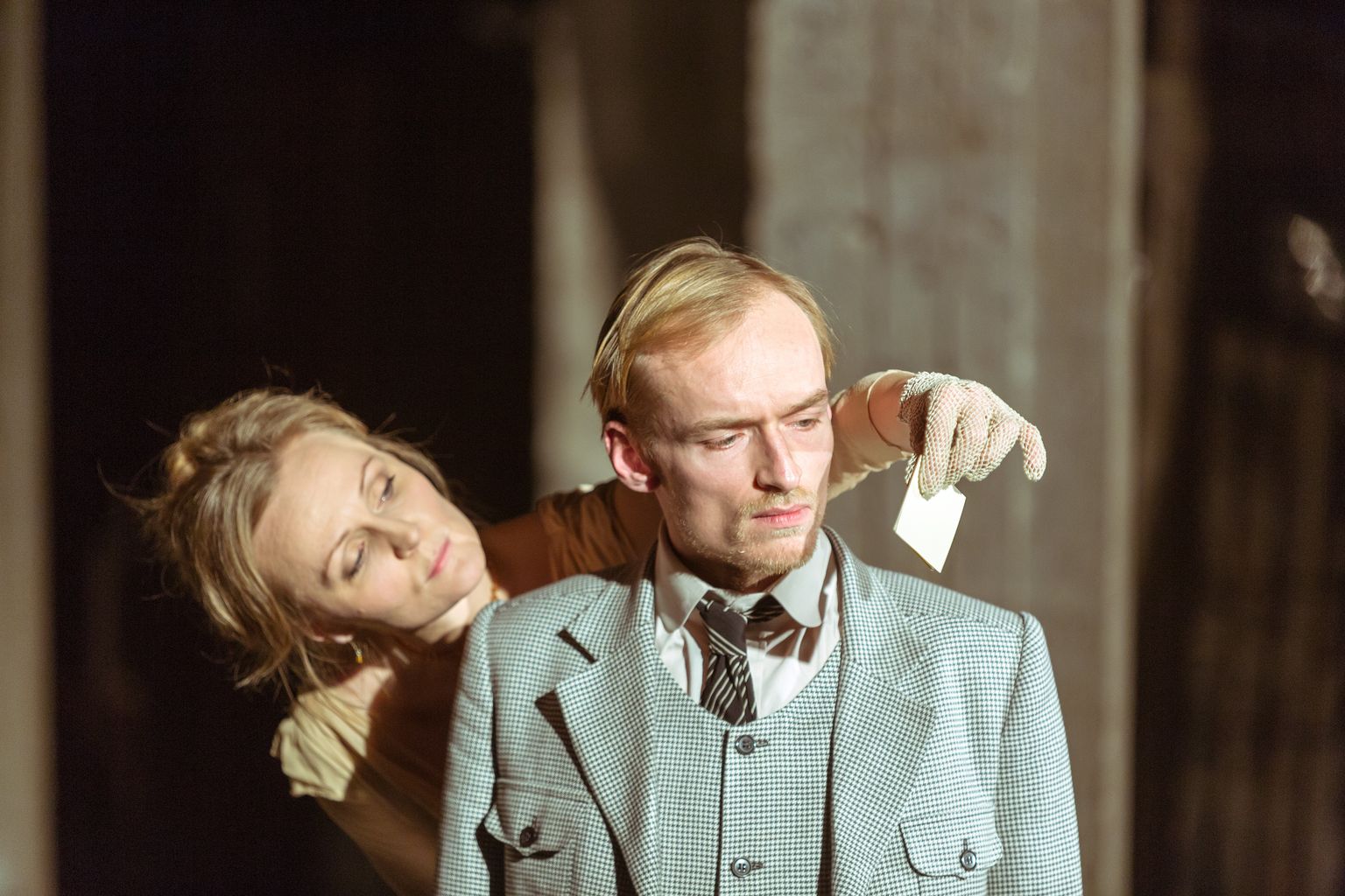 Elmo Nüganeni lavastas Tallinna Linnateatris Tšehhovi «Kirsiaia», mõisaproua Ranevskaja rollis Sandra Uusberg, Lopahhini rollis Kaspar Velberg.