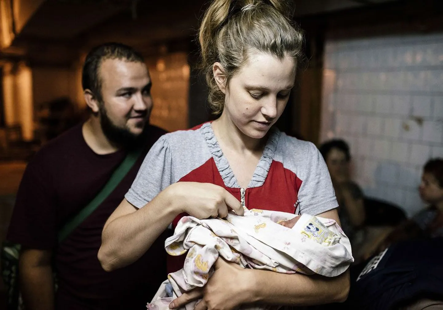 Молодая мать со своим новорожденным малышом в бомбоубежище донецкого родильного дома. Фотография сделана 10 августа.