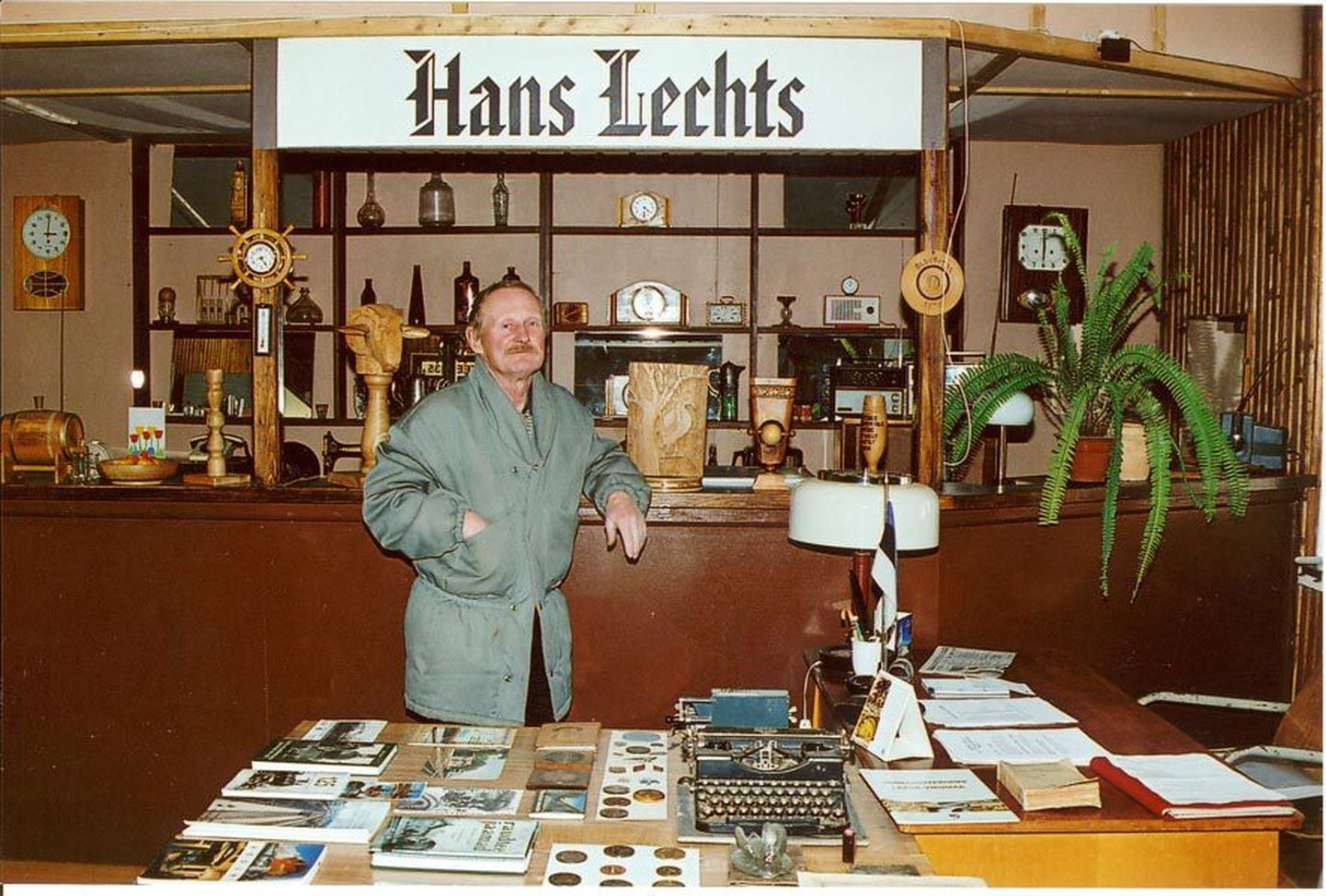 Jüri Freimann 2006. aastal veel Lehtse koduloomuuseumi juhatajana kesk museaale, mida olnud seal ligi viis tuhat.