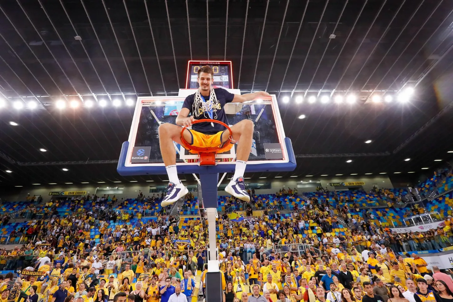Gran Canaria meeskonna mängija Nicolás Brussino tähistab EuroCupi võitu.