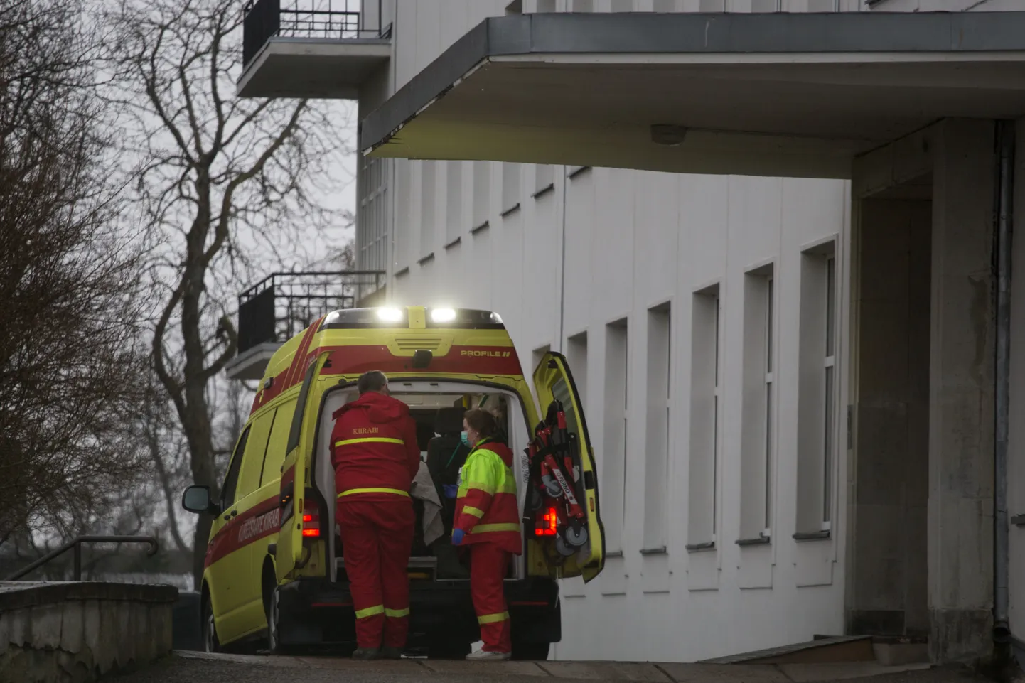 KÄED TÖÖD KÄIS: Ühe patsiendi juurest teise juurde – koroonaproovide kiirabibrigaadile hõlpu ei anta.