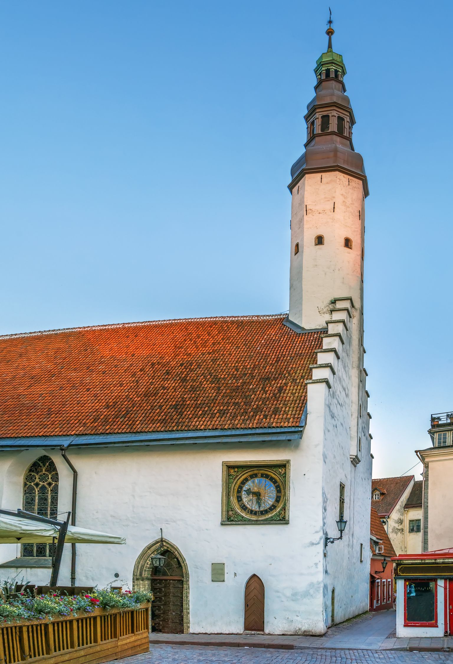 Pühavaimu kiriku seinal on barokkstiilis puunikerdustega kell, mille tegi Christian Ackermann 1684. aastal.