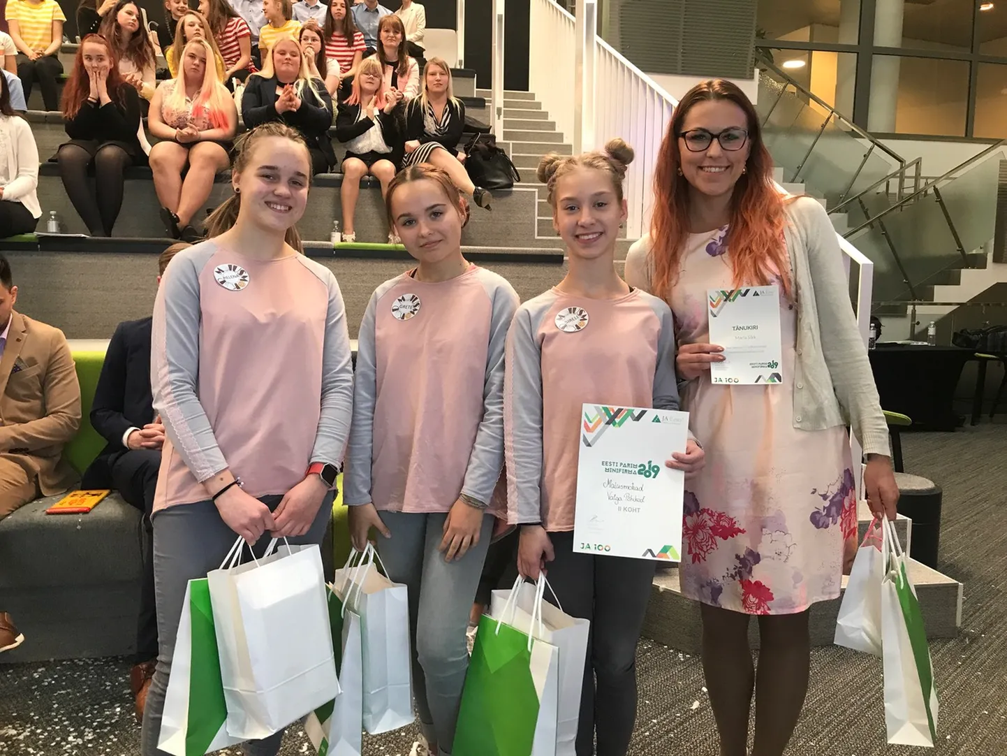 Teise koha pälvis käsitööna valminud beseesid tootev minifirma Maiusmokad Valga põhikoolist. Minifirma moodustavad Helena Pihlak (vasakult), Grete Laine ja Sireli Sildnik. Juhendaja on Maria Sikk.