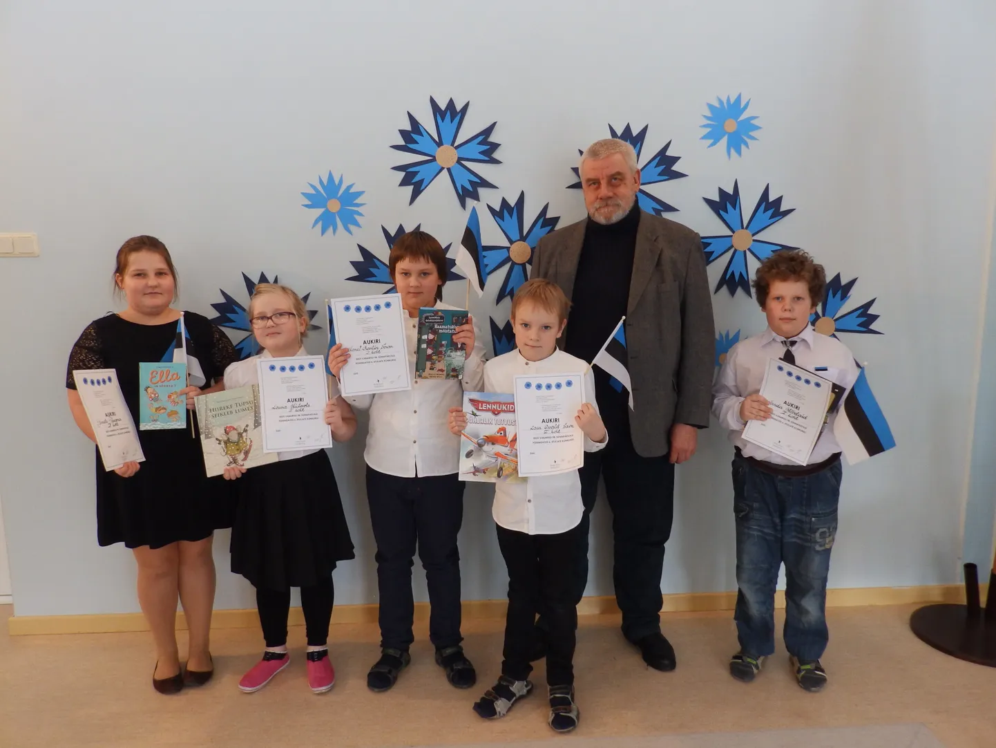 KIRJANIK VÕITJATEGA: Konkursi võitjad (vasakult) Janete Pärgma, Laura Külaots, Karel Martin Saar, Laur Osvald Saar, kirjanik Ilmar Trull ja Sander Hõbelaid.
ELEN LAINE