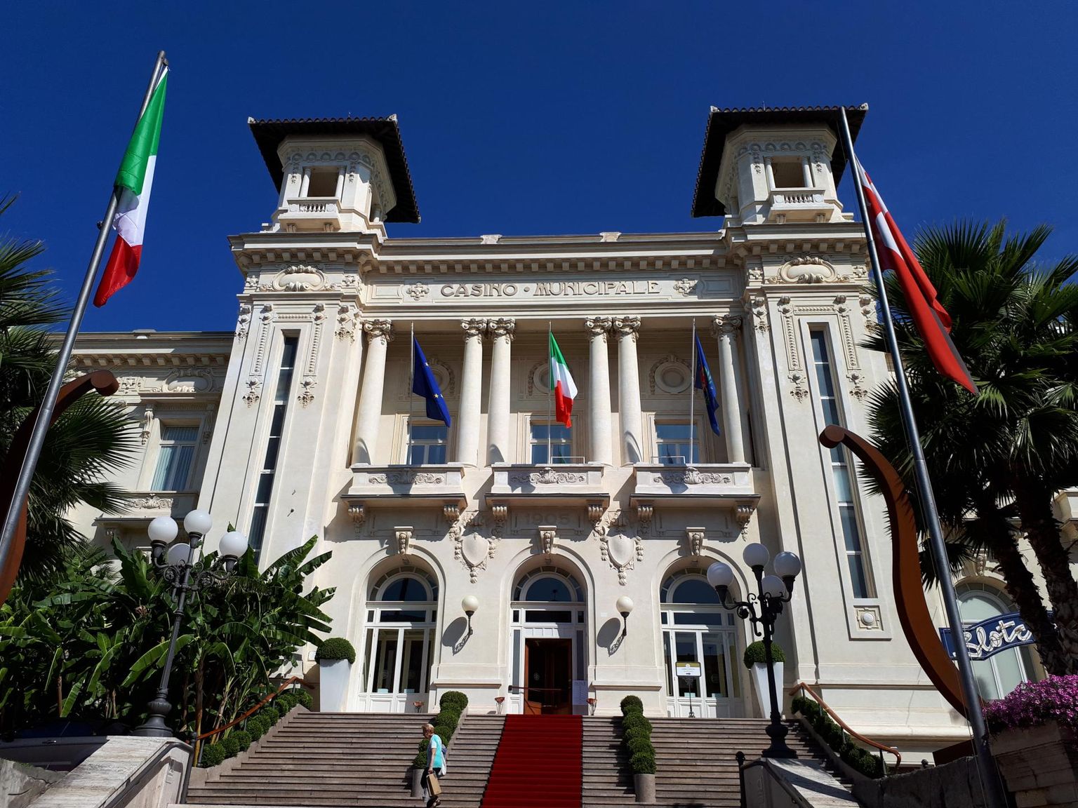 Kohalikule omavalitsusele kuuluv suursugune kasiinohoone laulufestivalide poolest tuntud Sanremo sadamalinnas, mille majandus toetub suuresti turismile.