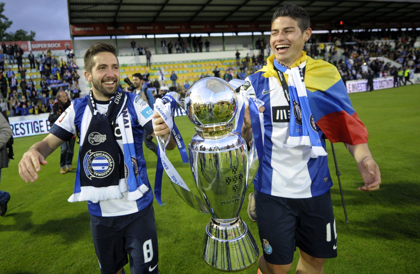 Joao Moutinho (vasakul) ja James Rodriguez.
