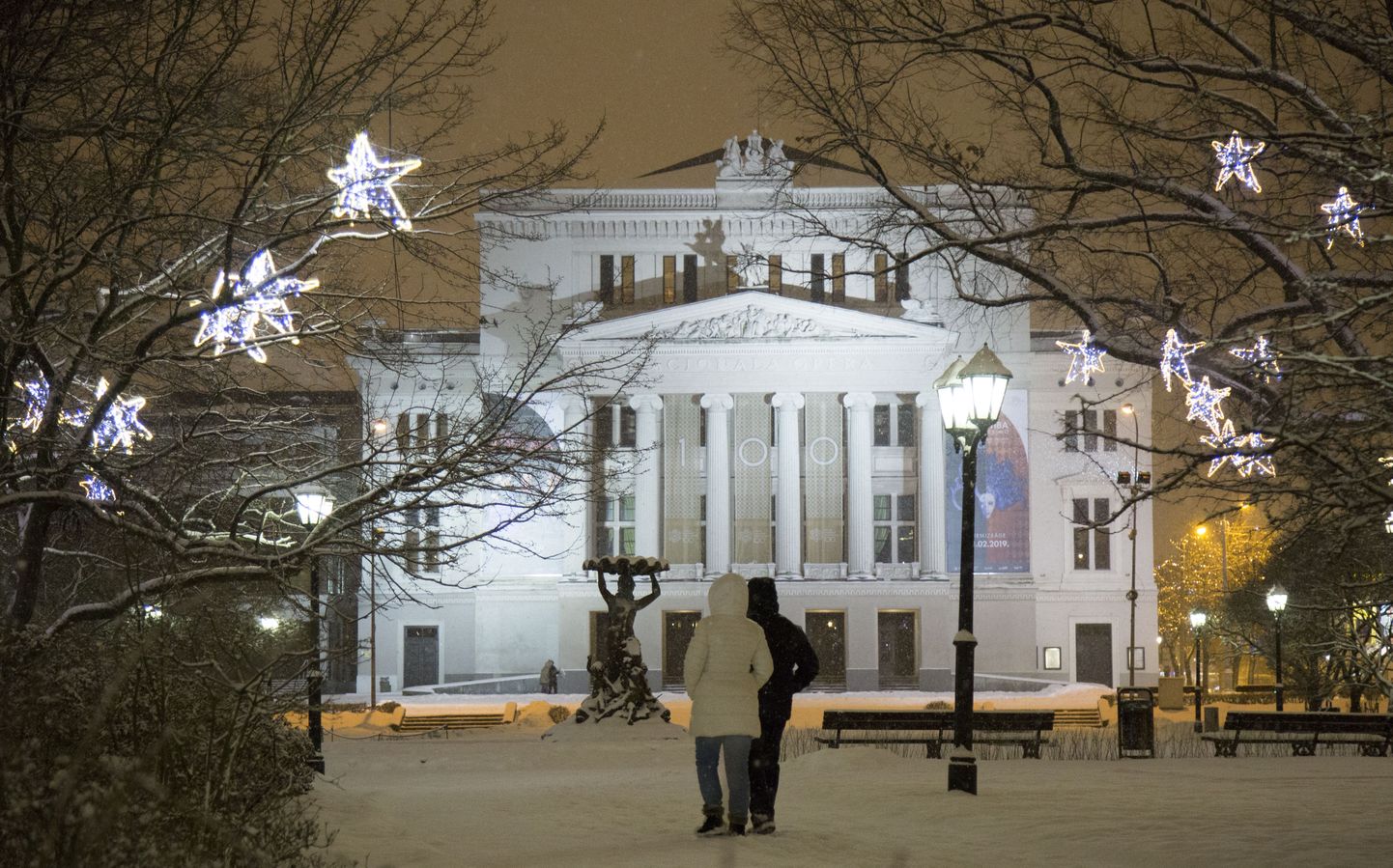 Skats uz Latvijas Nacionālo operu ziemā.