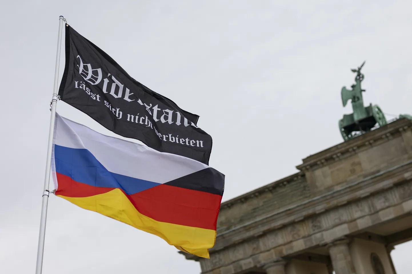 Lipp Venemaa ja Saksamaa lipuga protestidel Berliinis Brandenburgi värava ees 22. märtsil 2024. aastal.